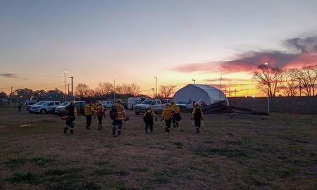 Se puso en marcha un equipo de operaciones para combatir los focos de incendios frente a Villa Constitución