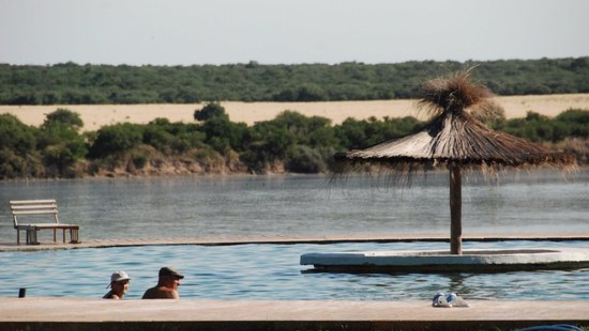 Escapada a una laguna curativa de La Pampa para aliviar los dolores en un entorno natural único