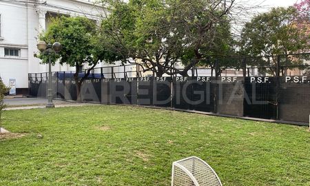 Reforma jubilatoria: la Legislatura amaneció vallada por la policía. Reforma jubilatoria: la Legislatura amaneció vallada por la policía.