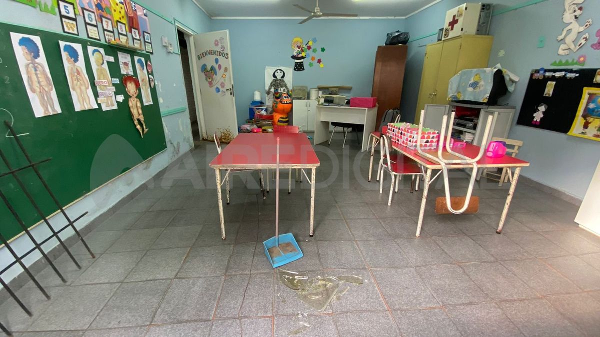 Los delincuentes, además de producir destrozos, robaron materiales escolares. Los delincuentes, además de producir destrozos, robaron materiales escolares.