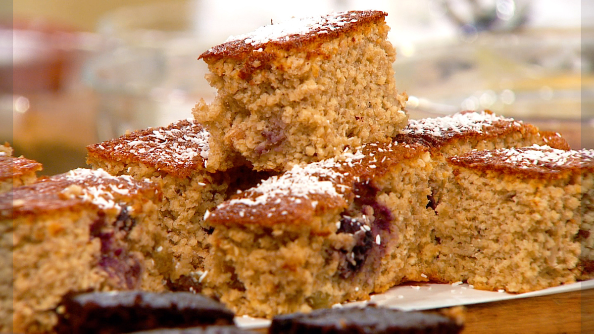La torta de banana y avena es una opción rica y saludable para disfrutar en la merienda. La torta de banana y avena es una opción rica y saludable para disfrutar en la merienda.