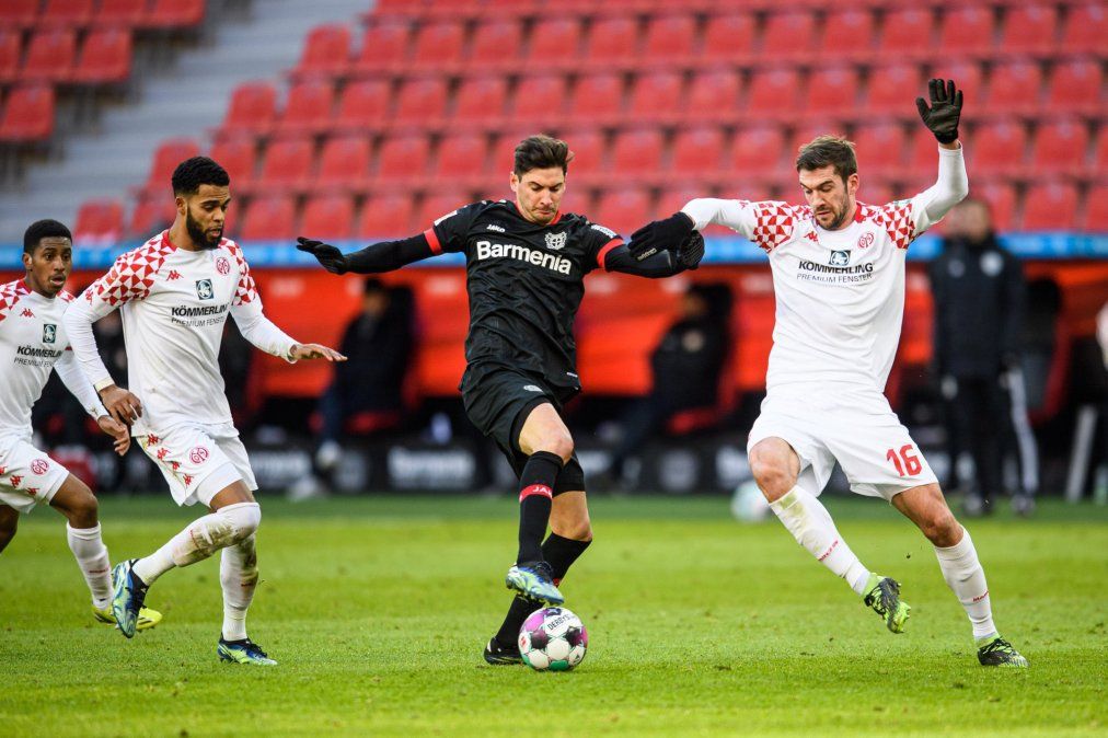 El Bayer Leverkusen de Lucas Alario empató en la Bundesliga