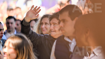 Javier Milei llegó al puerto de Santa Fe y saludó a sus militantes