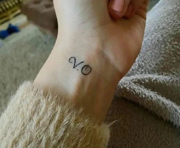 Naomi se tatuó las iniciales de Victor Oquendo.