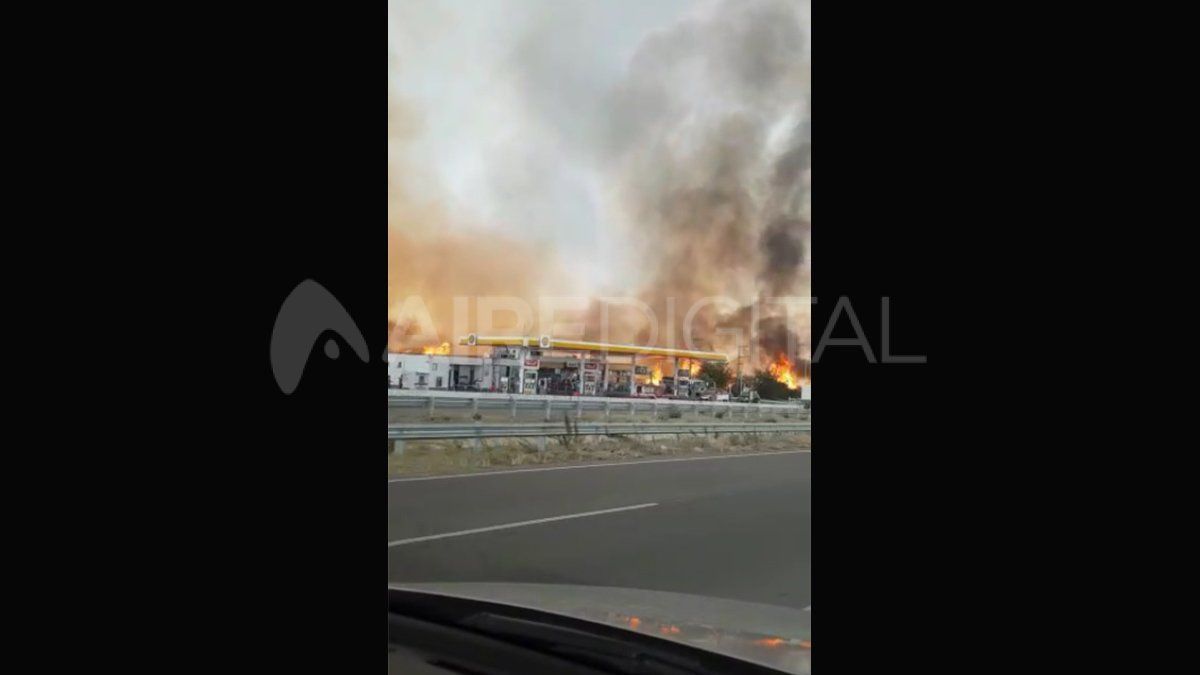 Los transeúntes capturaron en sus teléfonos celulares cómo las llamas rodearon una estación de servicio en la autopista Córdoba-Carlos Paz. 