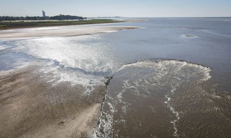 Estos pequeños saltos se pueden ver desde la costa, a la altura de la Universidad Tecnológica Nacional. Estos pequeños saltos se pueden ver desde la costa, a la altura de la Universidad Tecnológica Nacional.