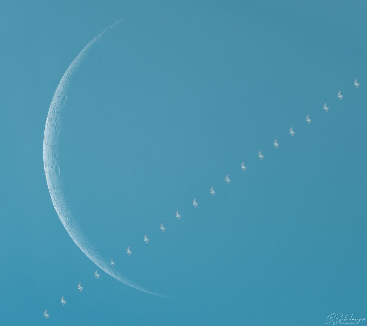 Otra de las fotos finalistas de Schaberger en la categoría lunar. La estación espacial pasa por la Luna en secuencias. Otra de las fotos finalistas de Schaberger en la categoría lunar. La estación espacial pasa por la Luna en secuencias.