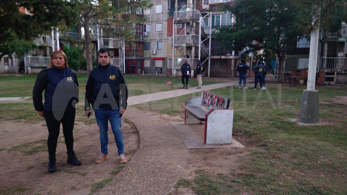 Este miércoles policías de la Agencia de Investigación Criminal (AIC) coparon el Fonavi del barrio Centenario.