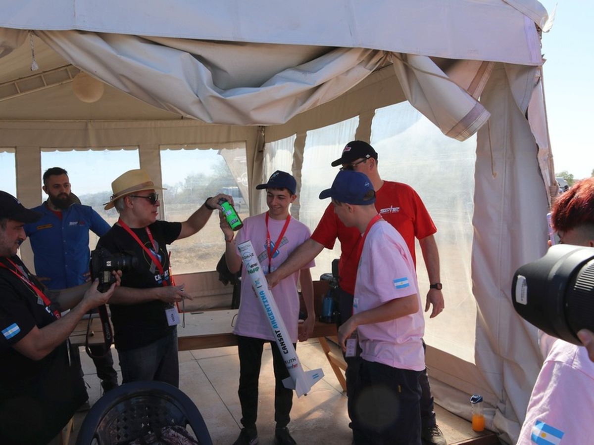 Así lanzaban el mini satélite para detectar microplásticos los alumnos santafesinos de Roldán.