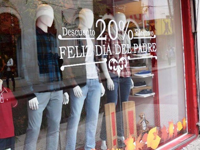 El reporte reflejó que en este nuevo Día del Padre, la prioridad de gasto estará en la compra de indumentaria en el 33,4% de los casos, le siguen las experiencias (Cenas, Día de Campo, etc) con un 24,9% y el sector de vinos y licores con un 13,9%. El reporte reflejó que en este nuevo Día del Padre, la prioridad de gasto estará en la compra de indumentaria en el 33,4% de los casos, le siguen las experiencias (Cenas, Día de Campo, etc) con un 24,9% y el sector de vinos y licores con un 13,9%.