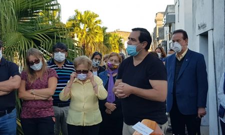 Mediante una publicación en las redes sociales, el intendente de la ciudad de Reconquista, Enrique Vallejos anunció este viernes que desde ésta madrugada se encuentra aislado en su vivienda y que casi toda su familia fue diagnosticada con covid 19. Mediante una publicación en las redes sociales, el intendente de la ciudad de Reconquista, Enrique Vallejos anunció este viernes que desde ésta madrugada se encuentra aislado en su vivienda y que casi toda su familia fue diagnosticada con covid 19.