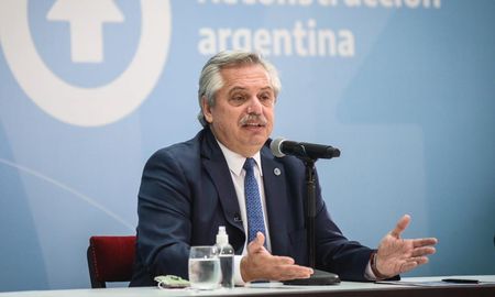 El Presidente se encuentra en la Casa Rosada desarrollando su actividad, mientras el acto de inauguración del nuevo tramo de la Ruta Nacional 8 se desarrollaba con la presencia del ministro de Obras Públicas, Gabriel Katopodis. El Presidente se encuentra en la Casa Rosada desarrollando su actividad, mientras el acto de inauguración del nuevo tramo de la Ruta Nacional 8 se desarrollaba con la presencia del ministro de Obras Públicas, Gabriel Katopodis.