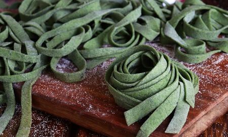 Todos los detalles para hacer tallarines de espinaca con la receta de Guillermo Calabrese. Todos los detalles para hacer tallarines de espinaca con la receta de Guillermo Calabrese.
