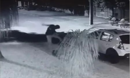 Contrató a cuatro sicarios para que golpeen y torturen a su hijo adolescente Contrató a cuatro sicarios para que golpeen y torturen a su hijo adolescente