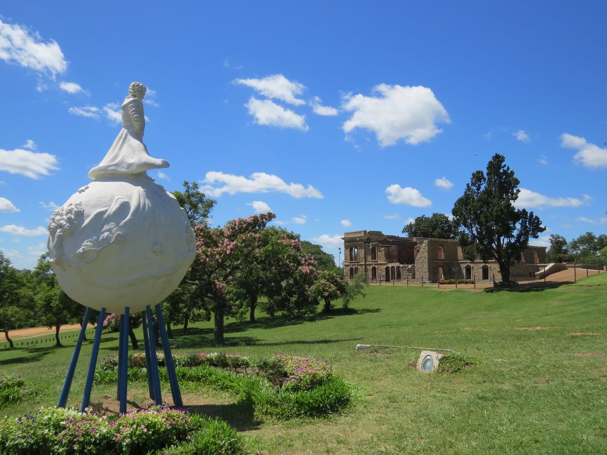 En 1929, Saint-Exupéry debió aterrizar de emergencia en Concordia. Allí conoció a las hermanas Edda y Susanne Fuchs Valon, quienes vivían en el castillo San Carlos, donde se hospedaría. La belleza del lugar lo cautivó tanto que regresaría varias veces y, años después, escribiría: “No sabía que iba a vivir un cuento de hadas, fue en Concordia, Entre Ríos”. Décadas más tarde, se erigió allí una escultura de El Principito, su obra cumbre.