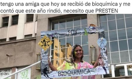 Se recibió de bioquímica y su amiga la hizo viral en Twitter por un insólito motivo Se recibió de bioquímica y su amiga la hizo viral en Twitter por un insólito motivo