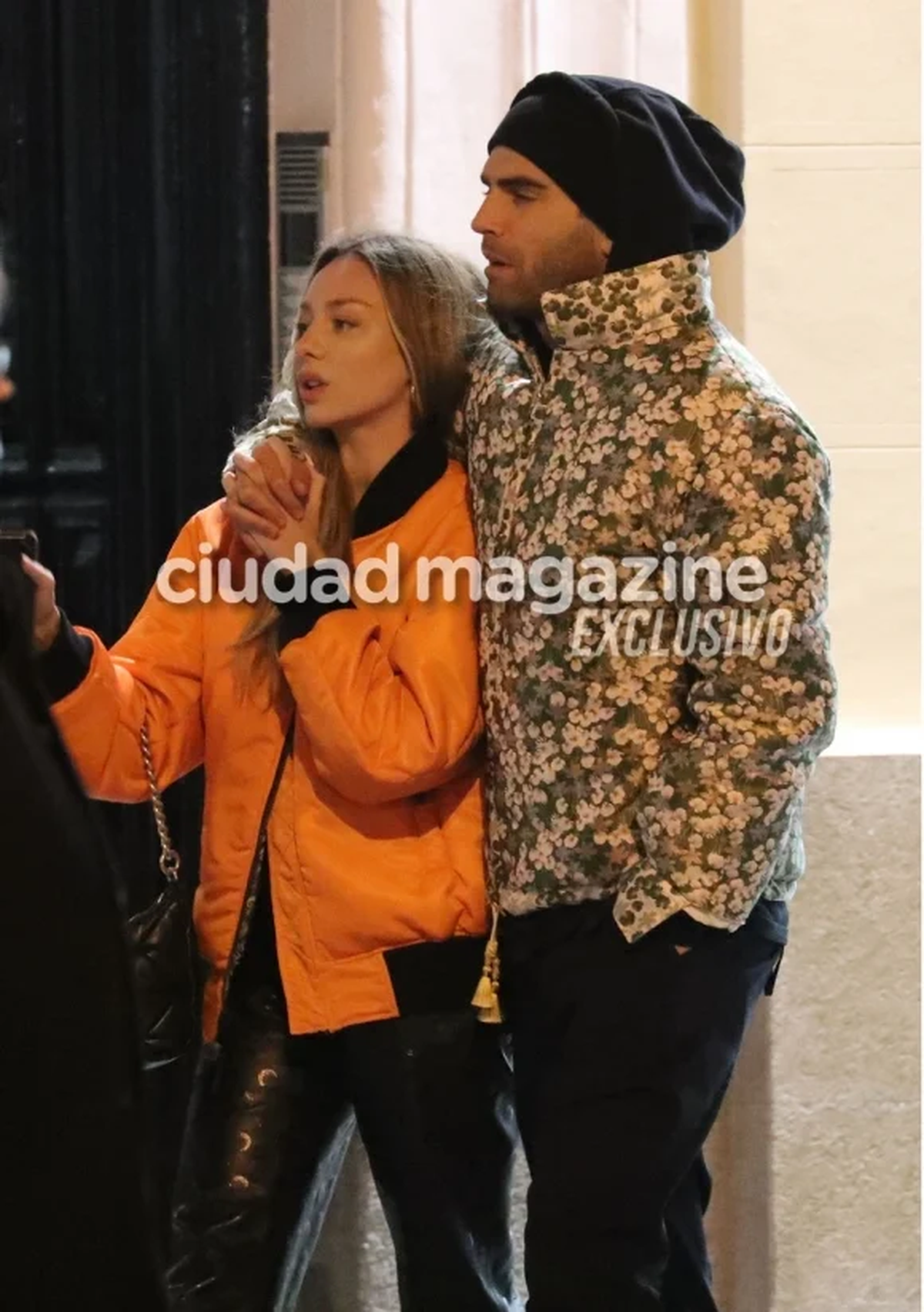 Las fotos de Ester Exp&oacute;sito y Nicol&aacute;s Furtado abrazados en las calles de Madrid.
