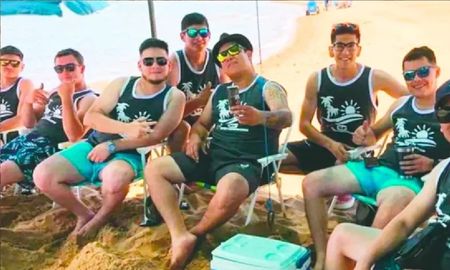 Se llevó de vacaciones a todos sus empleados por un increíble motivo Se llevó de vacaciones a todos sus empleados por un increíble motivo
