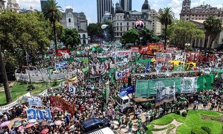 El Gobierno de Javier Milei analiza descontarle el día a los trabajadores estatales que adhieran al paro del 24 El Gobierno de Javier Milei analiza descontarle el día a los trabajadores estatales que adhieran al paro del 24