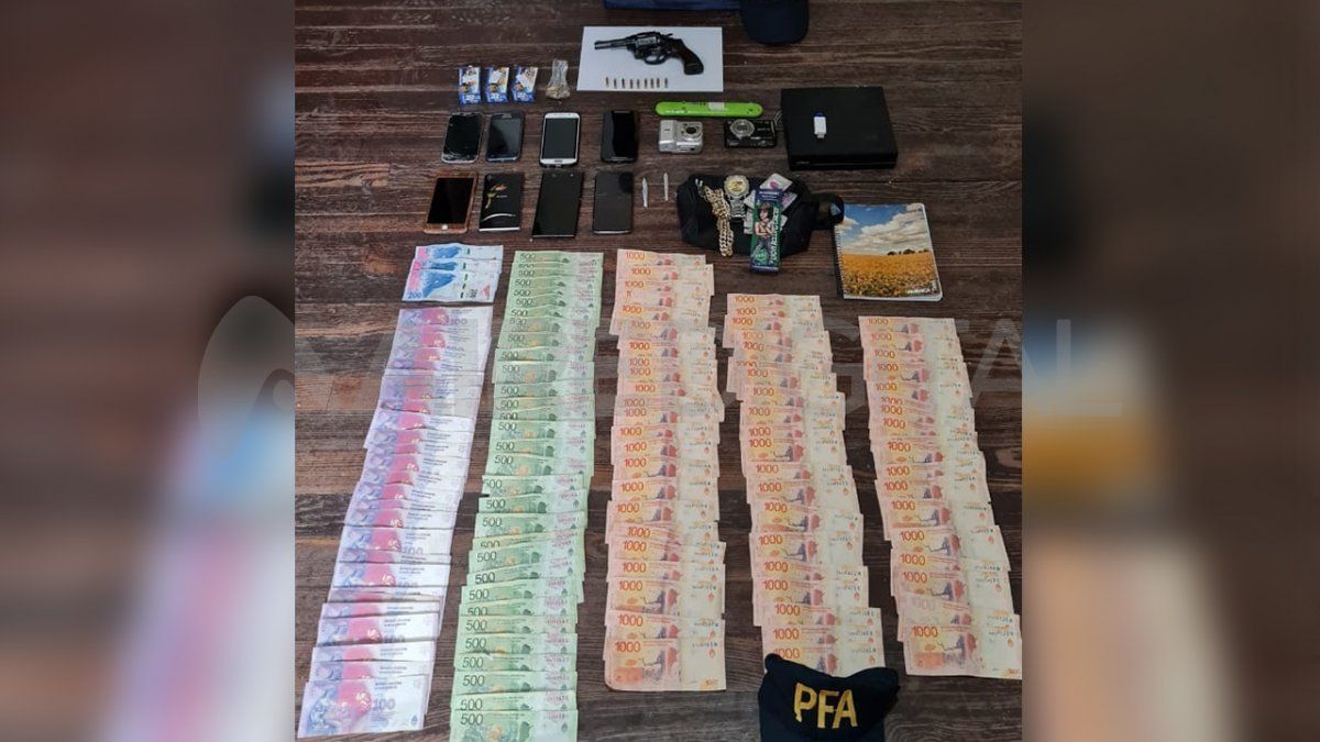 Dinero, armas, celulares y droga fueron algunos de los elementos secuestrados durante los allanamientos.