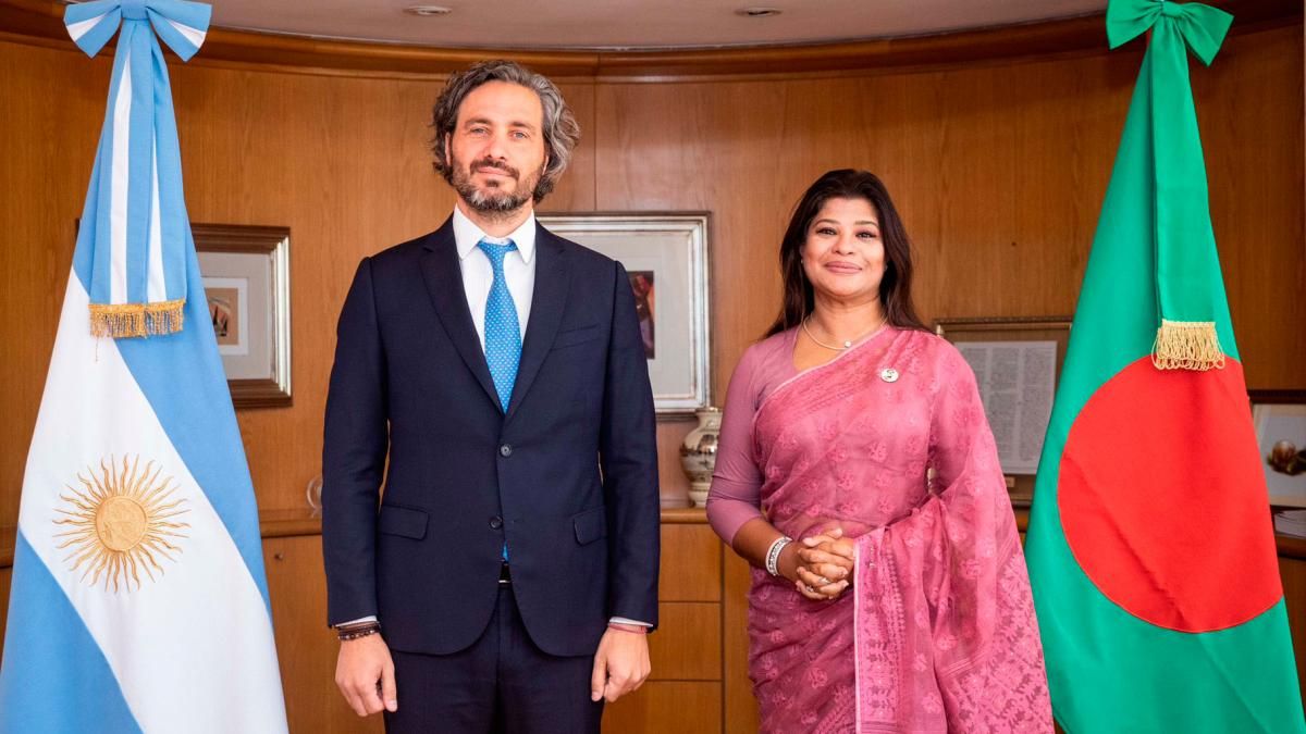 El canciller, Santiago Cafiero, junto a la embajadora de Bangladesh en Brasil, Sadia Faizunnesa.