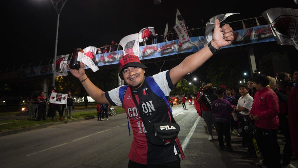 Los hinchas de Colón protagonizaron una masiva caravana por las calles de Santa Fe hacia la sede del club. Los hinchas de Colón protagonizaron una masiva caravana por las calles de Santa Fe hacia la sede del club.
