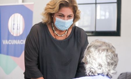 La ministra de Salud, Sonia Martorano, confirmó que avanza rápidamente el operativo “histórico de vacunación alcanzando a 600 mil personas con 700 mil dosis aplicadas ya que, en muchos casos como lo es el personal de salud o docentes, ya recibieron las 2 dosis. La ministra de Salud, Sonia Martorano, confirmó que avanza rápidamente el operativo “histórico de vacunación alcanzando a 600 mil personas con 700 mil dosis aplicadas ya que, en muchos casos como lo es el personal de salud o docentes, ya recibieron las 2 dosis.