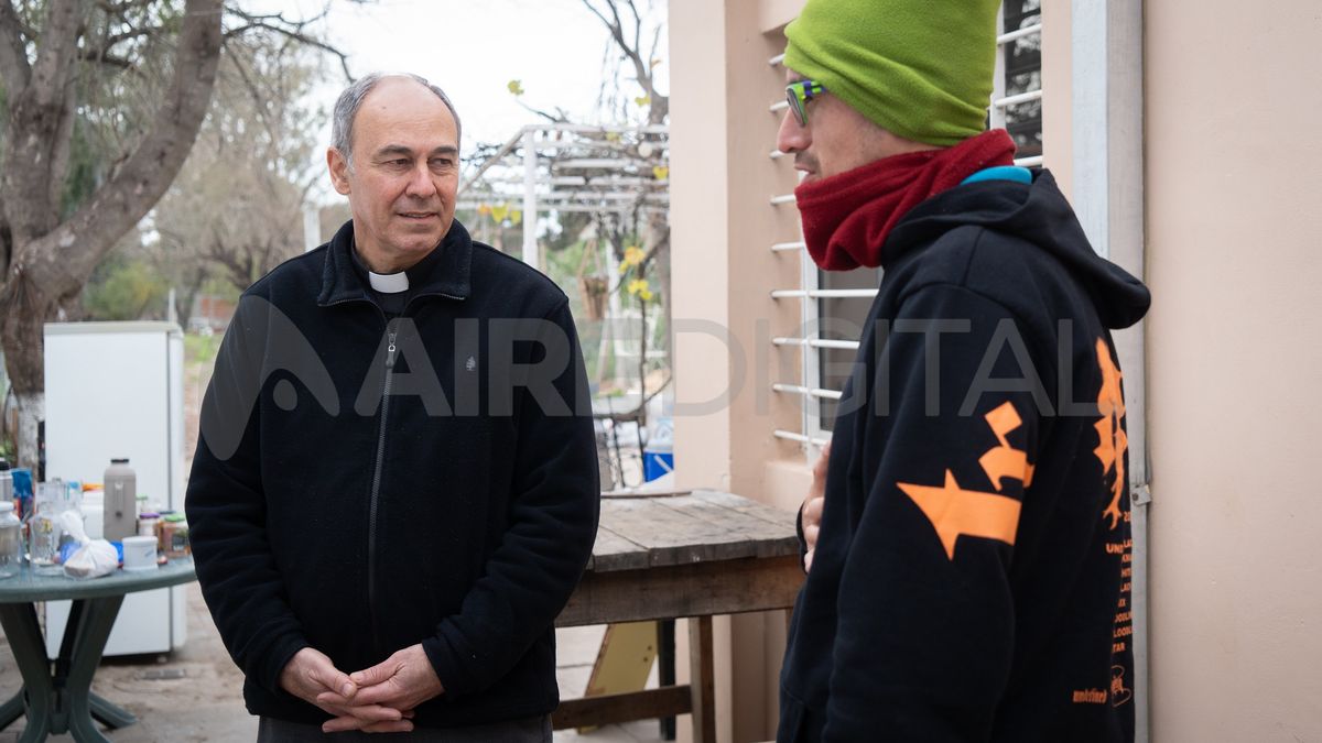 El padre Olidio Panigo junto a Gonzalo Cantero, el joven ingresó al Buen Samaritano hace dos años para salir de las adicciones. El padre Olidio Panigo junto a Gonzalo Cantero, el joven ingresó al Buen Samaritano hace dos años para salir de las adicciones.