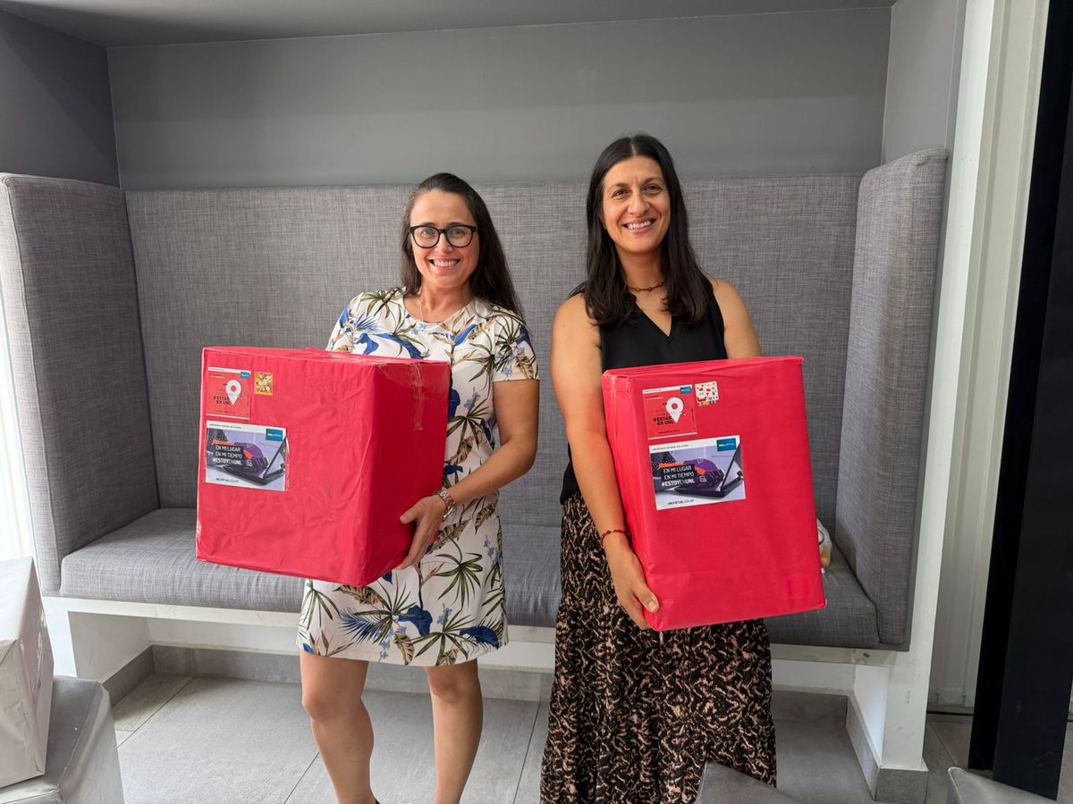 Ana Serrudo y Silvina Bellini. Trabajan en el Centro de Educativo y Tecnológico de la UNL. Se organizaron con los compañeros de los dos pisos para recorlectar todo. Ana Serrudo y Silvina Bellini. Trabajan en el Centro de Educativo y Tecnológico de la UNL. Se organizaron con los compañeros de los dos pisos para recorlectar todo.