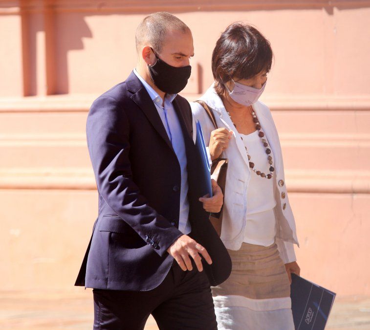 El ministro de economía, Martin Guzmán, sale de casa Rosada junto la titular de la Afip, Mercedes Marco del Pont. Foto NA: Damián Dopacio