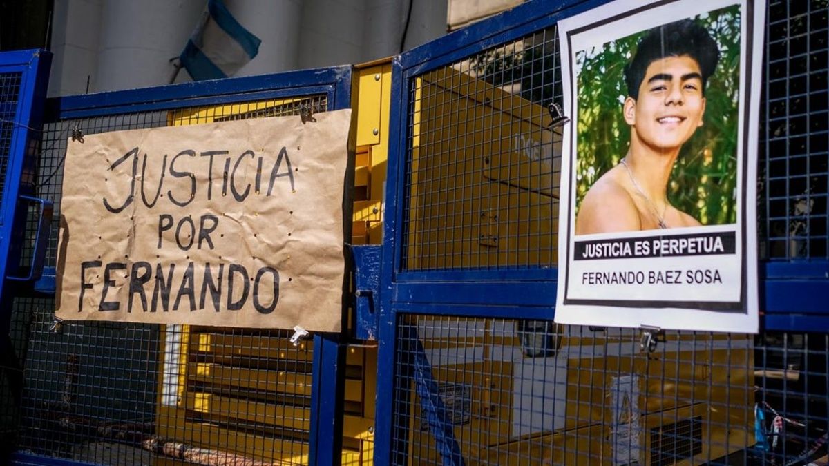 La penúltima jornada de testimonios prevista para el juicio a los ocho acusados de matar a golpes a Fernando Báez Sosa en la madrugada del 18 de enero de 2020 se centrará este martes en las declaraciones de padres y madres de cinco de ellos.