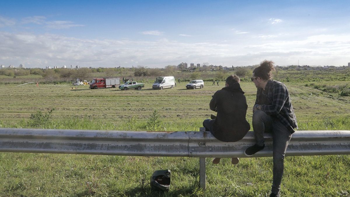 En el lugar del hecho se encontraba personal de Gendarmería, Policía Bonaerense, el Same y bomberos de Quilmes. Foto: Leo Vaca