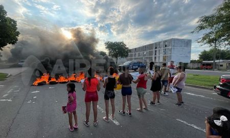 Reclamo en el acceso a Santa Fe por las dos mujeres atropelladas a la altura de Gaboto y la Autopista. Reclamo en el acceso a Santa Fe por las dos mujeres atropelladas a la altura de Gaboto y la Autopista.
