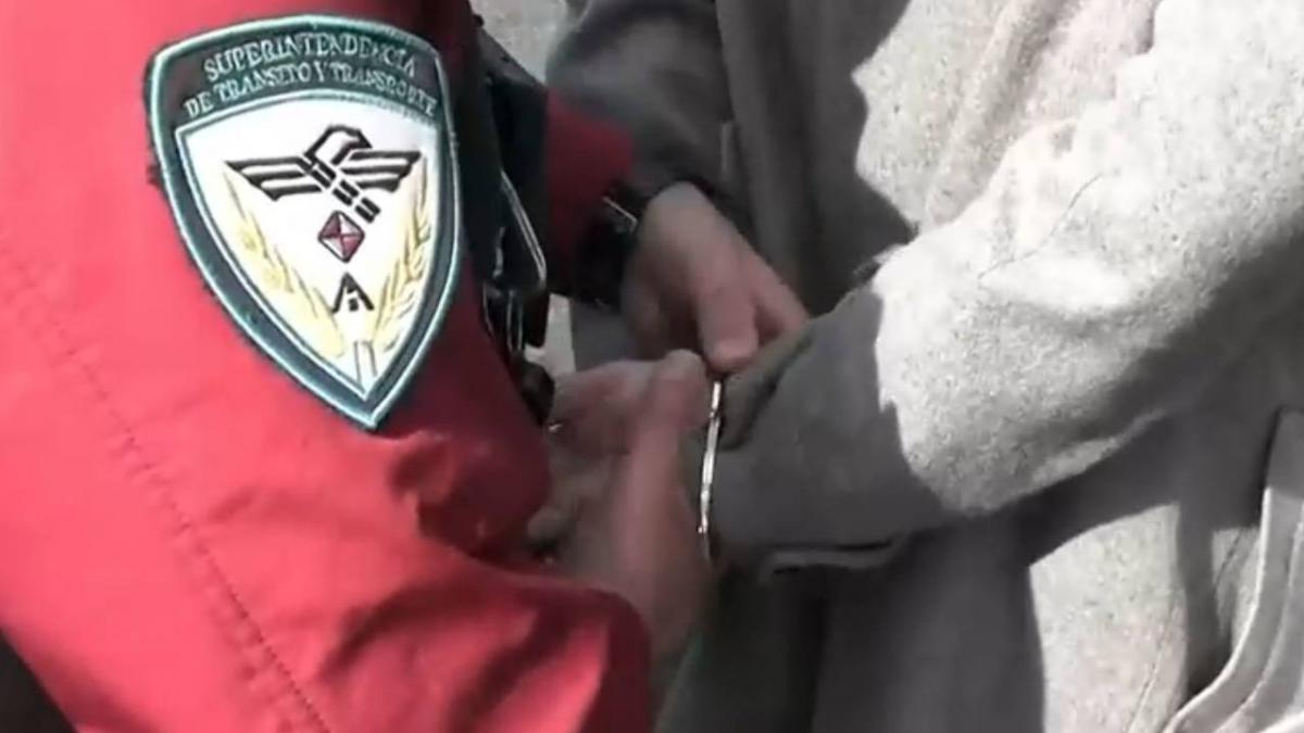 Un automovilista fue detenido y esposado por quejarse de un piquete. Foto: eltrece 