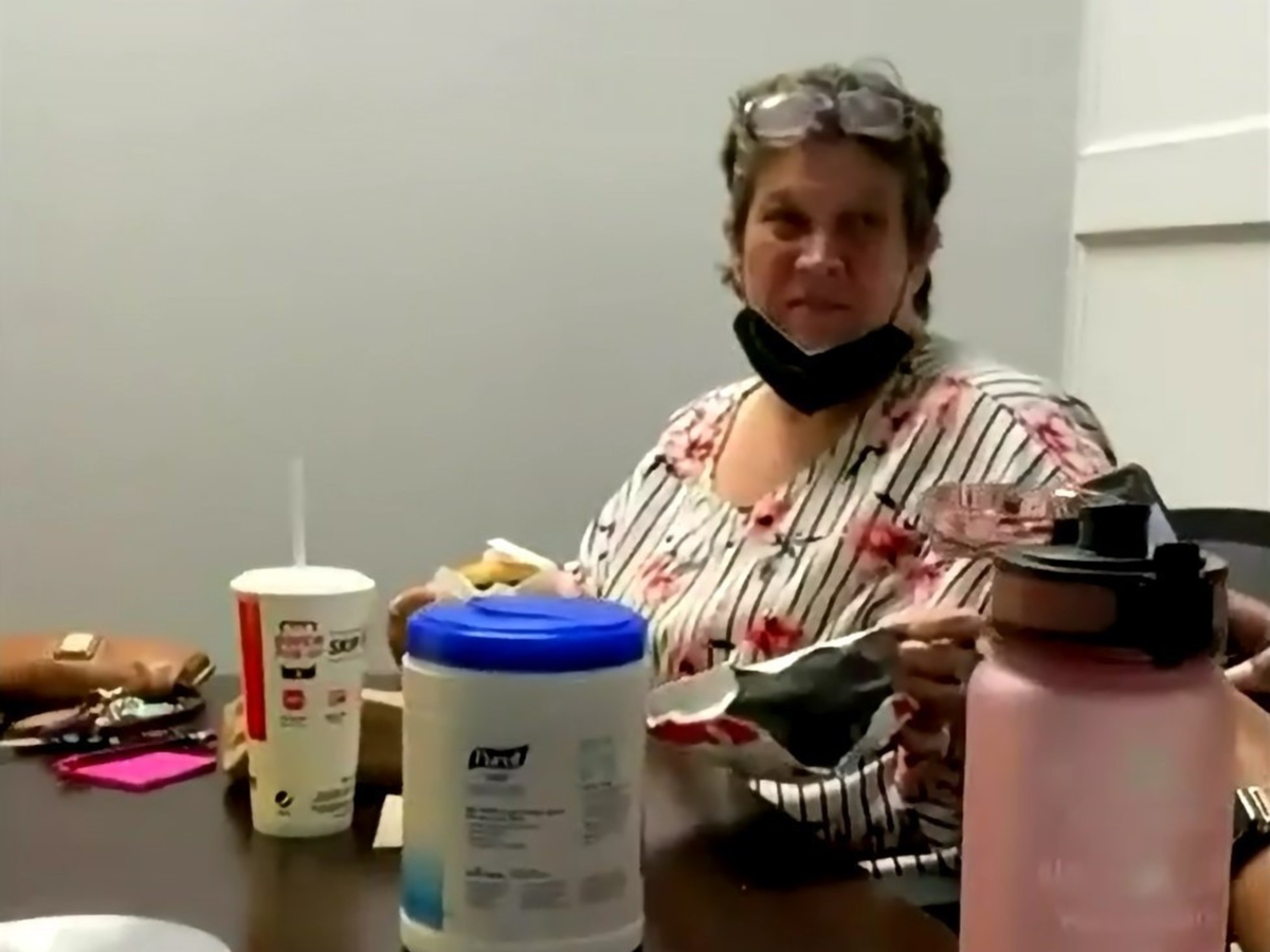 Compró un sándwich de pollo con papas