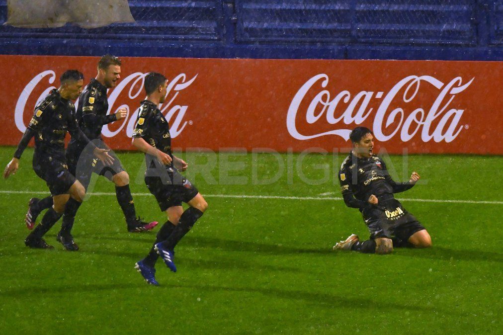 Con un gol de penal de Facundo Farías, Colón derrotó 1-0 a Vélez y se mantiene en la parte alta de la tabla de posiciones.