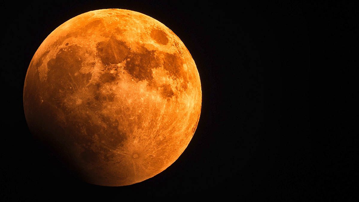 La dispersión de la luz en la atmósfera de la Tierra vuelve a la Luna rojiza.