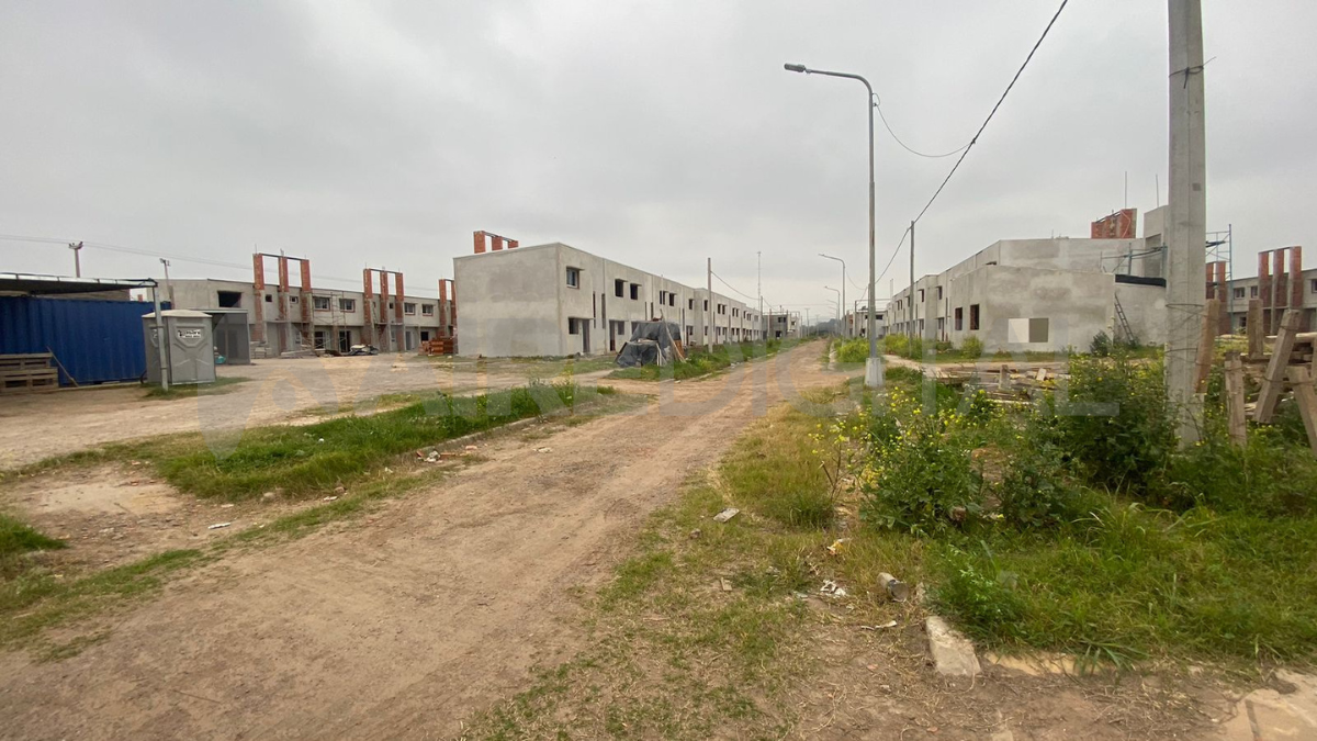 Despidieron a 19 obreros de la obra de viviendas de barrio Esmeralda.