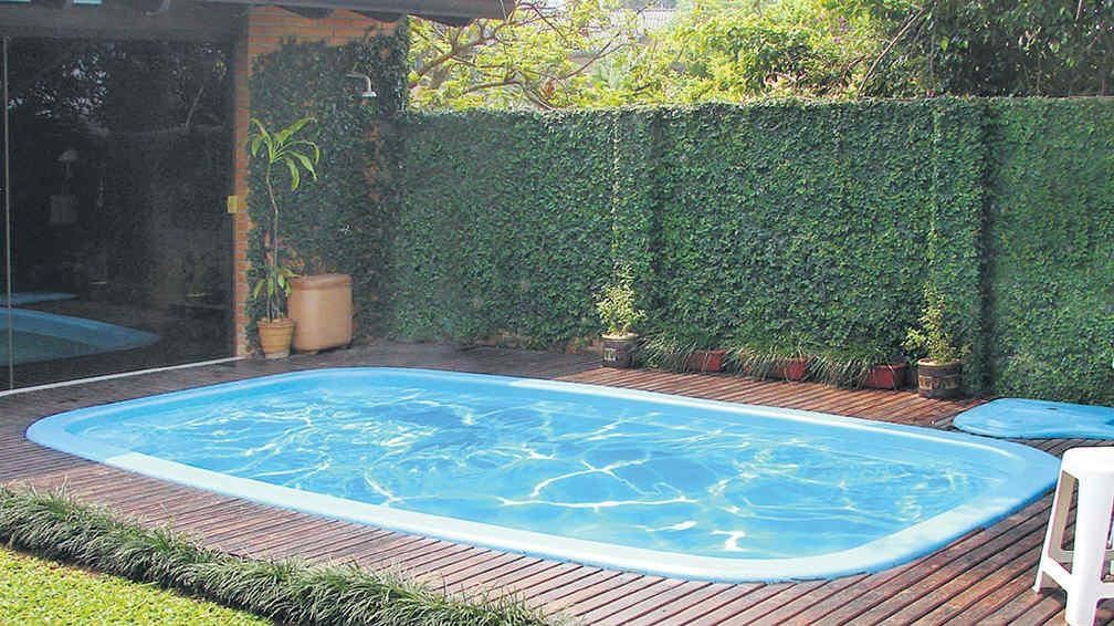 Las piletas de fibra de vidrio son una buena opción porque, si bien tienen un costo similar a las de material, demandan mucho menos tiempo