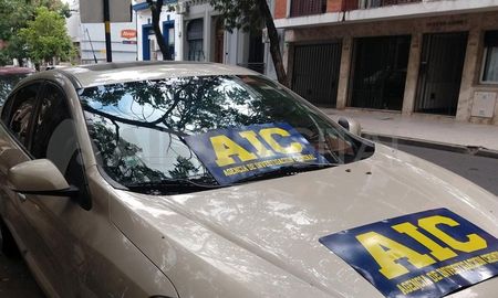 Los investigadores secuestraron un vehículo que habría sido utilizado por los delincuentes para concretar la entradera. Los investigadores secuestraron un vehículo que habría sido utilizado por los delincuentes para concretar la entradera.