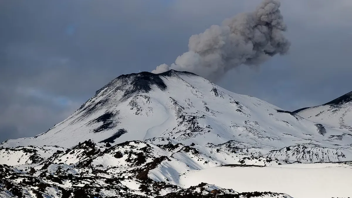 Las autoridades de Argentina y Chile anunciaron un cambio en el nivel de alerta del Complejo Volcánico Nevados de Chillán, ubicado en la región chilena del Ñuble, cerca de Neuquén. Las autoridades de Argentina y Chile anunciaron un cambio en el nivel de alerta del Complejo Volcánico Nevados de Chillán, ubicado en la región chilena del Ñuble, cerca de Neuquén.