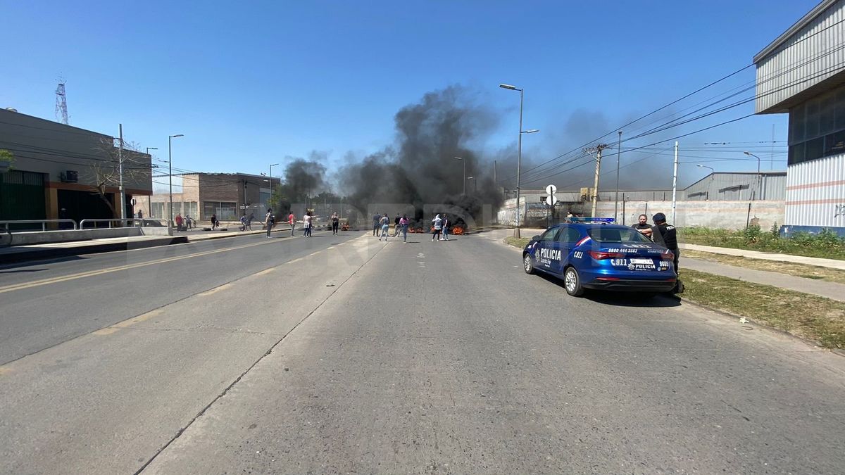 Quema de cubiertas y corte sobre la avenida Bla Parera