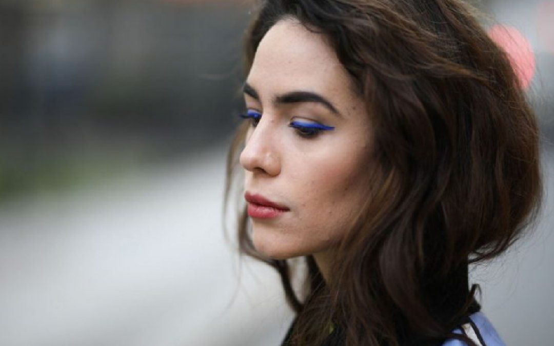 Cómo usar el delineador para levantar los párpados