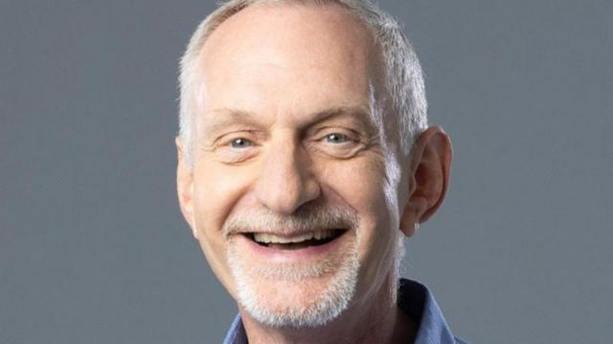 Robert Waldinger es profesor de Psiquiatría en la Harvard Medical School, director del Centro de Terapia Psicodinámica e Investigación del Hospital General de Massachusetts y director del Harvard Study of Adult Development. Robert Waldinger es profesor de Psiquiatría en la Harvard Medical School, director del Centro de Terapia Psicodinámica e Investigación del Hospital General de Massachusetts y director del Harvard Study of Adult Development.