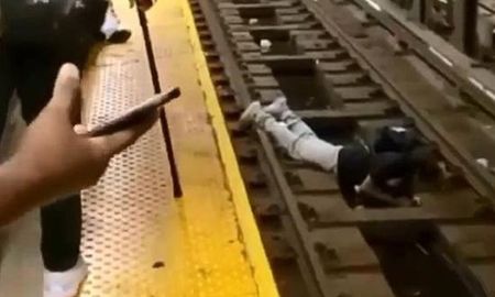 Video viral muestra como un hombre fue rescatado tras desmayarse y caer sobre las vías del tren. Video viral muestra como un hombre fue rescatado tras desmayarse y caer sobre las vías del tren.