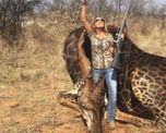 una mujer estadounidense mato a una jirafa negra, posteo fotos y dijo sentirse ?orgullosa? una mujer estadounidense mato a una jirafa negra, posteo fotos y dijo sentirse ?orgullosa?