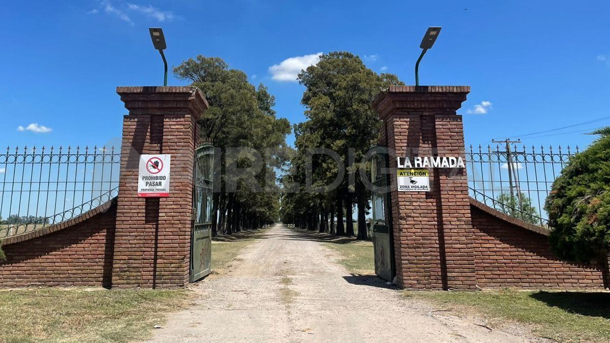 Ingreso a la estancia en Llambi Campbell