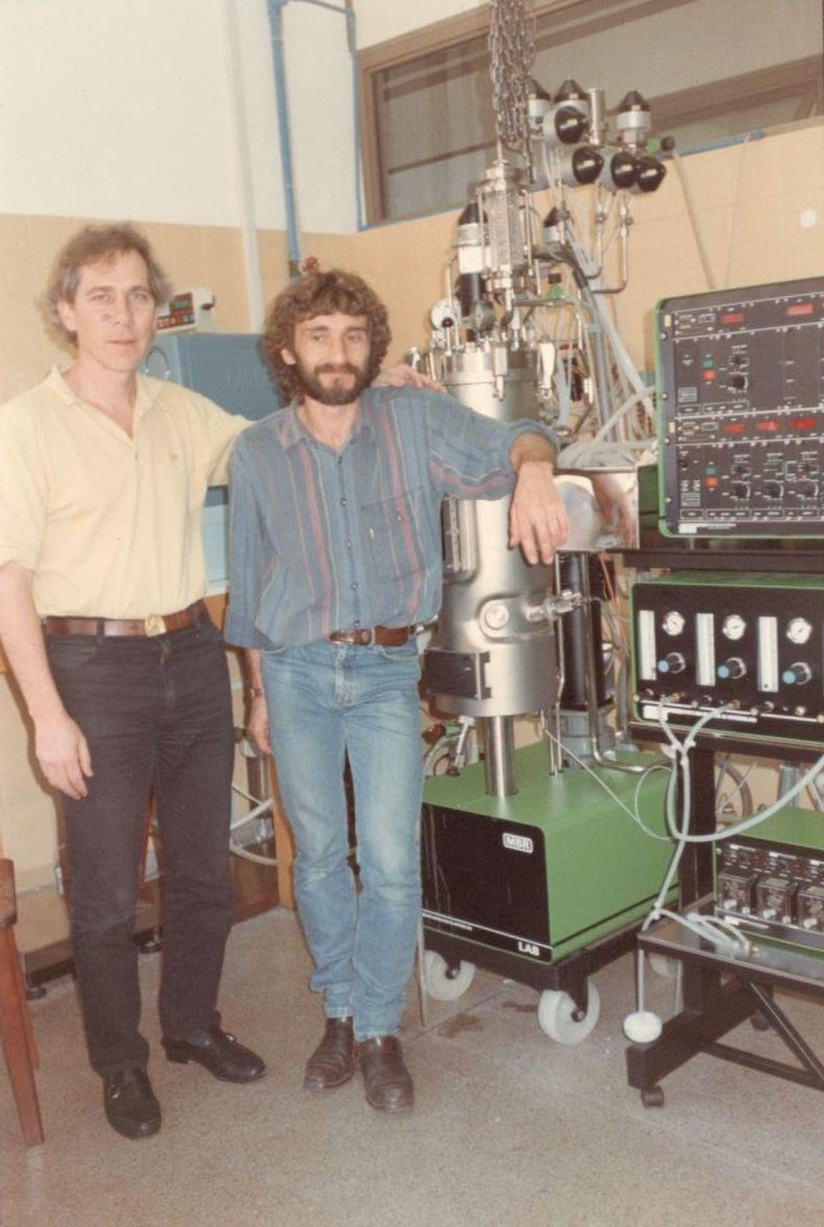 Ricardo Kratje (izq.) y Andreas Stalder en el laboratorio montado en 1995.