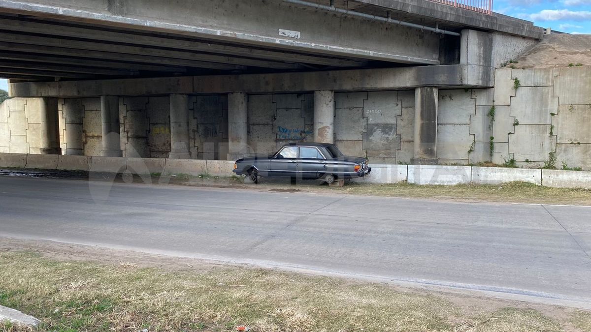 El coche quedó estacionado debajo del puente a la espera de ser removido.