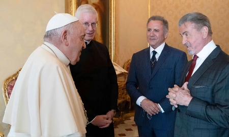 Stallone le presentó a su esposa y a sus tres hijas a Francisco, en un encuentro en el que ambos se mostraron muy amables y distendidos. Stallone le presentó a su esposa y a sus tres hijas a Francisco, en un encuentro en el que ambos se mostraron muy amables y distendidos.